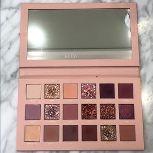 Huda beauty new nude eyeshadow palettte